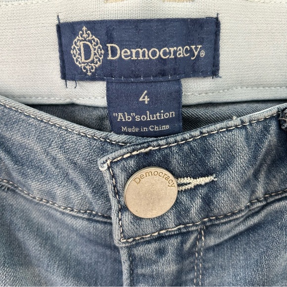 DEMOCRACY Light Wash Ab Solution Blue NEW Capri Jeans 4 - Picture 4 of 10